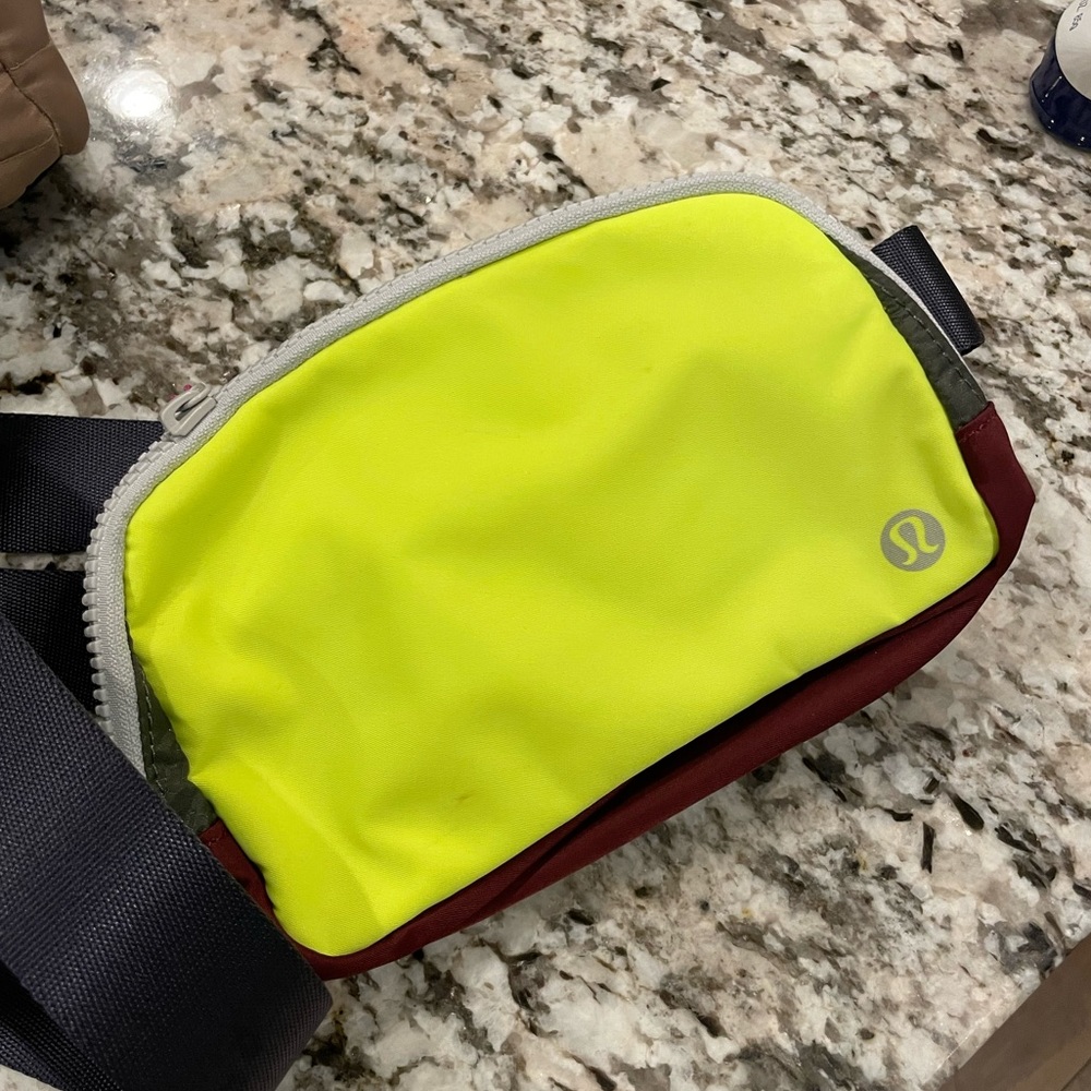 Lululemon everywhere belt bag